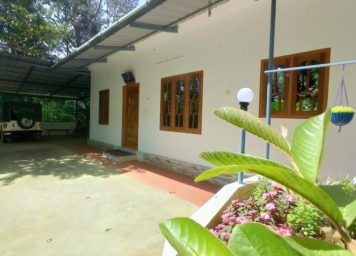 Chikkary'S Farmyard Near Munnar Gap Road